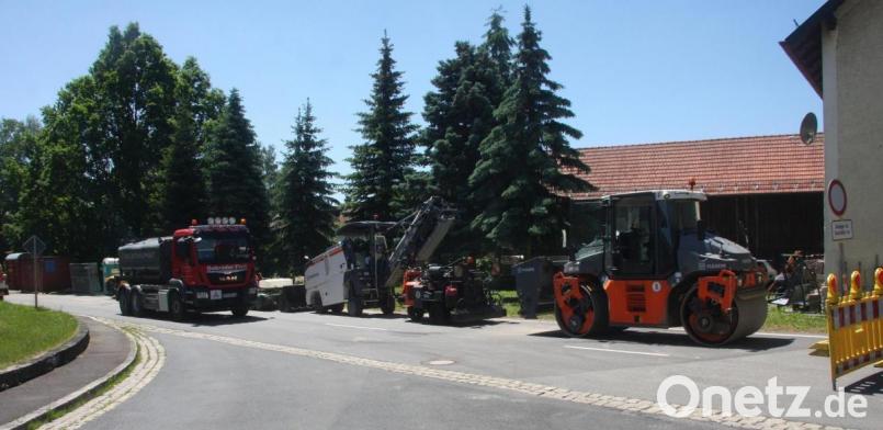 Seit Montag laufen Asphaltierungsarbeiten. Danach kann der Brückenbereich über den Tirschnitzbach wieder normal befahren werden. Die Umleitungen werden aufgelöst. Bild: wro
