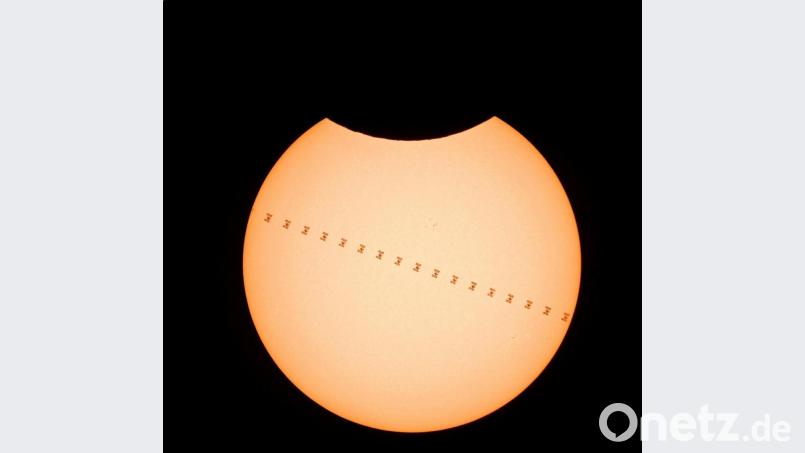 Der ISS Transit (Internationale Raumstation kreuzt Sonne oder Mond) ist hier während der Sonnenfinsternis exakt zu sehen. Bild: Martin Sponsel
