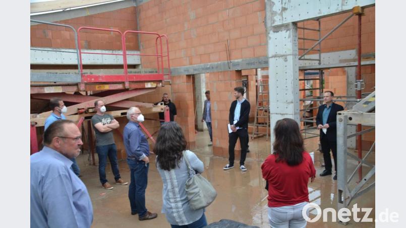 Architekt Johannes Winterl (Bildmitte mit Block) erläutert dem Bauausschuss um Bürgermeister Christian Porsch (rechts) den Baufortschritt in der Kita Birkenweg. Bild: ak
