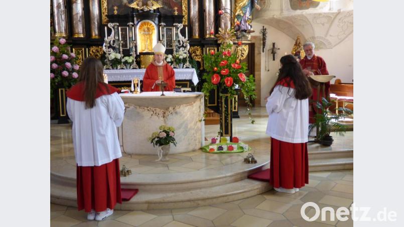 Drei Pfarreien, zwei Gottesdienste: Aufgrund der Anzahl von 69 Firmlingen mit ihren Paten musste die Firmung in Pressath aufgeteilt werden. Bild: mng