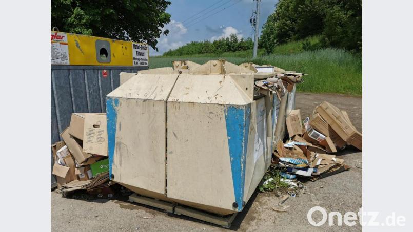 Aufgrund des vollen Papiercontainers landen große Mengen an Kartonagen neben den Containern. Bild: gz