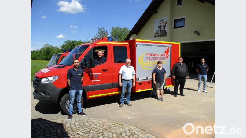 Mitglieder der Feuerwehr, Kommandant Norbert Schlicht (auf Fahrersitz), Bürgermeister Günter Kopp und Feuerwehrsachbearbeiter Georg Redl junior (Dritter und Fünfter von links) freuen sich über das neue Einsatzfahrzeug „TSF-Allrad“. Bild: Feuerwehr Oberwappenöst/exb