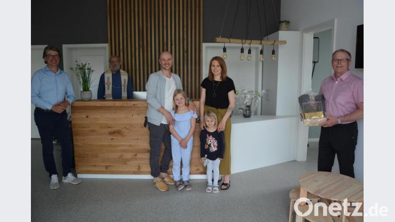 Markus und Sophie Broschik mit den Kindern Frida (links) und Josepha zusammen mit Vermieter Peter Andritzky (links) und Pfarrseelsorger Pater Benedikt Leitmayr (Zweiter von links) sowie Bürgermeister Max Bindl (rechts) bei der Segnung der neuen Physiotherapiepraxis „Heimatphysio“. Bild: jr