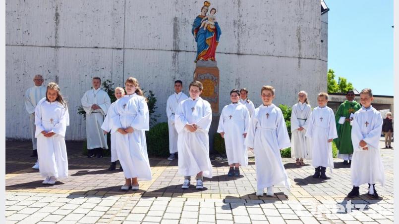 Die Kommunionkinder der Pfarrei in Kirchenthumbach stellen sich zum Erinnerungsfoto auf. Bild: ü