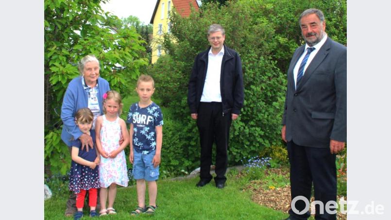 In die Schar der Gratulanten reihen sich bei Theresia Feneis die drei Urenkelkinder ebenso ein, wie Pfarrer Norbert Götz und Bürgermeister Josef Beimler (von links): Bild: fjo