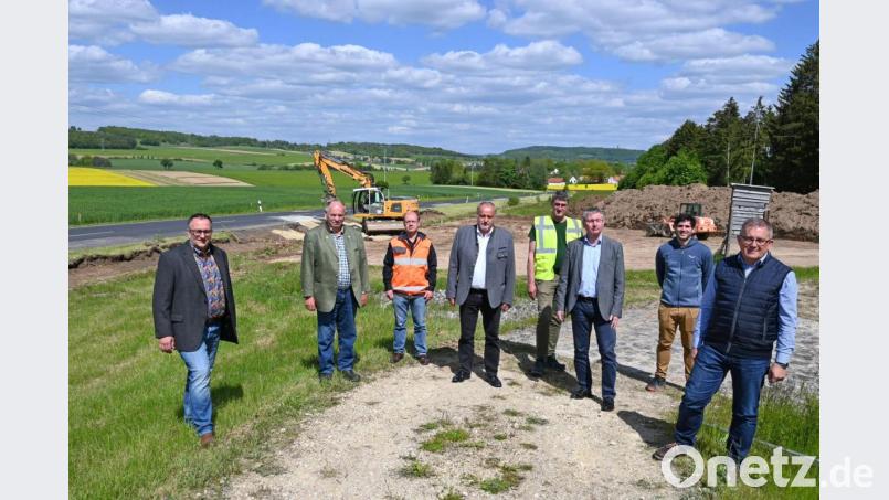 Ortstermin auf der Baustelle der AM 1 zwischen Speckmannshof und Fuchsstein (von links): Vertreter der Baufirma Englhard und des Amberger Tiefbauamts haben den Bürgermeistern Anton Peter aus Ammerthal (Vierter von links) und Franz Badura aus Amberg (Dritter von rechts) die Maßnahmen für die AM 1 ausführlich erläutert. Bild: Thomas Graml, Stadt Amberg /exb