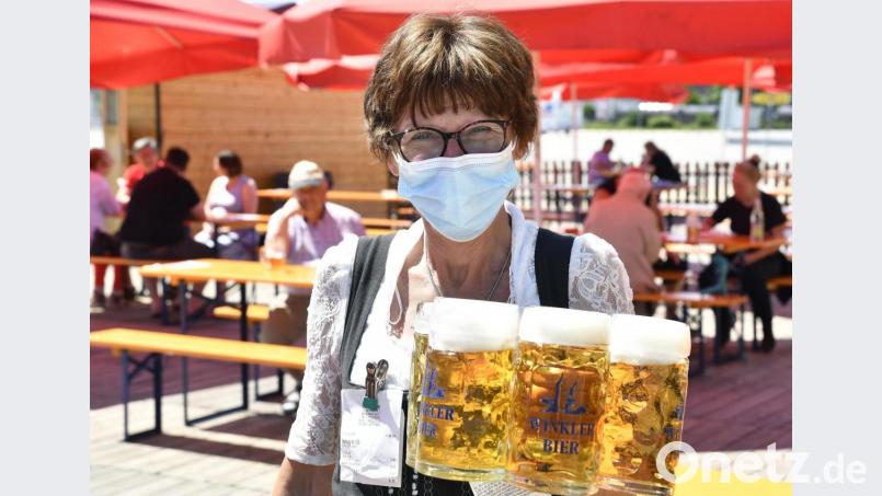 Die Bedienung mit Maske, die Gäste an den Tischen ohne: So lauteten die Vorgaben im Dult-Biergarten. Bild: Petra Hartl