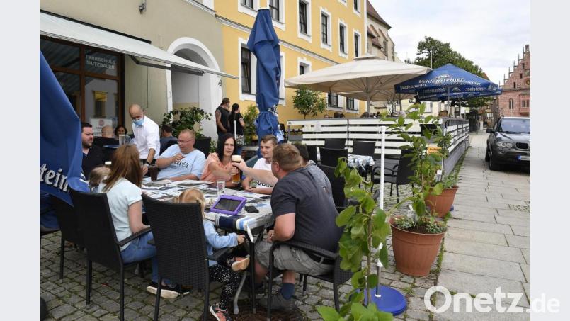 Die Taverne Korfu ist gewachsen: Auch vor der Fahrschule Mutzbauer werden jetzt griechische Spezialitäten serviert. Die erweiterte Freischankfläche wird bestens angenommen, wie diese fröhliche Tischgesellschaft beweist. Bild: Petra Hartl