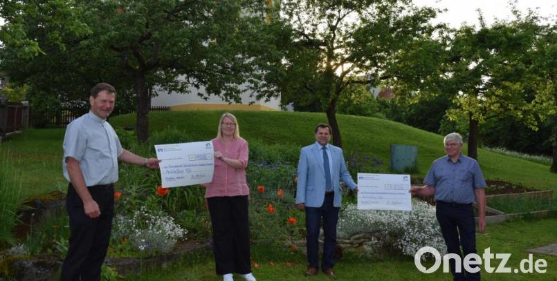 Strahlende Gesichter beim Geschäftsführer des Caritasverbandes Amberg-Sulzbach Dipl.-Soz.-Päd. Günther Koller und dem Edelsfelder Kirchenpfleger Richard Ertl mit dem 8.000-Euro-Scheck der Pfarrei Edelsfeld und Pfarrer Hans Zeltsperger und der Pflegedienstleiterin Brigitte Riederer mit dem 10.000-Euro-Scheck der Pfarrei Königstein. Bild: wfe