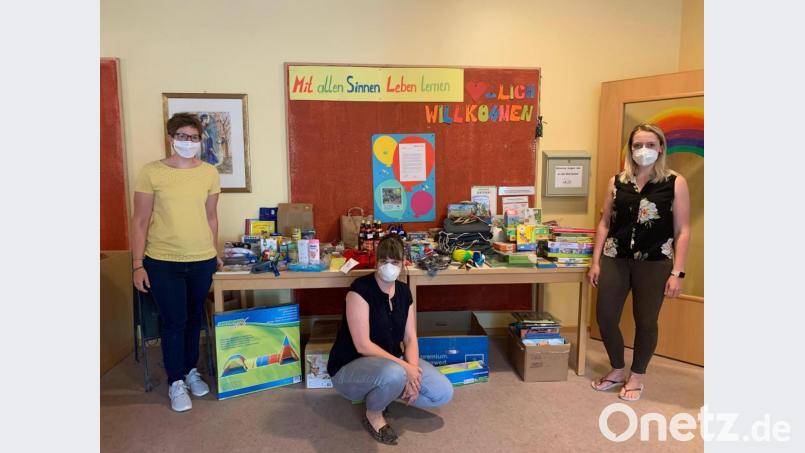 Die Kindergartenkinder können sich auf tolle Preise bei der Tombola freuen. Von links: Leiterin Theresa Uhl, Elternbeirats-Vorsitzende Miriam Bayer-Schmidt und Stellvertreterin Sandra Lang. Bild: stn