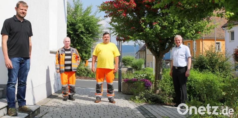Bürgermeister Johannes Reger (rechts) in einem Habitat mitten in der Stadt. Mit auf dem Bild (von links) technischer Angestellter Markus Meyer und die Mitarbeiter des städtischen Bauhofs, Winfried Magerl und Steffen Hampicke. Bild: njn