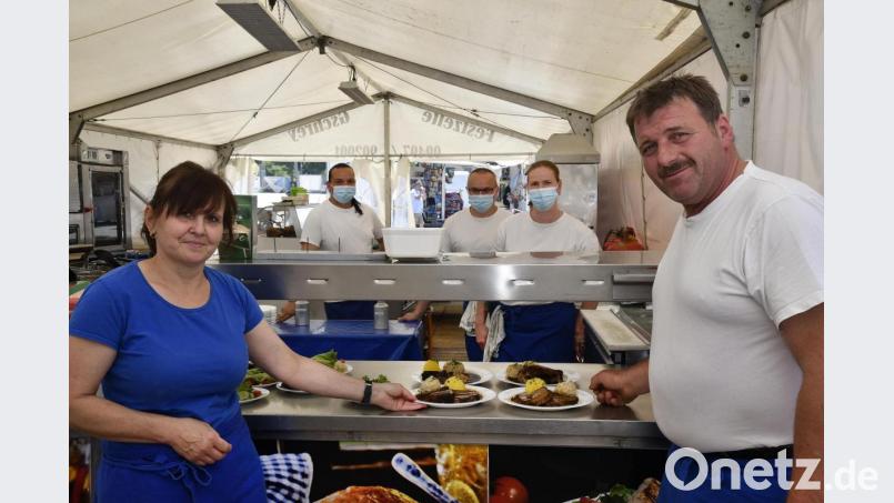 Anita und Reinhard Gschrey mit ihrem Team in der Dult-Küche. Bild: Petra Hartl