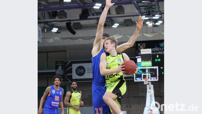 Nico Wenzl (am Ball) im Trikot von medi Bayreuth. Nach vier Jahren verlässt der Neustädter den oberfränkischen Basketballbundesligisten. Bild: medi Bayreuth