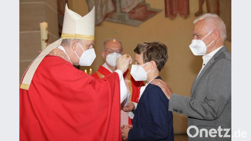 Zur Firmung von 72 jungen Christen, aufgeteilt auf zwei Gottesdienste in der Dreifaltigkeitskirche, kam Weihbischof Reinhard Pappenberger nach Amberg. Bild: ads