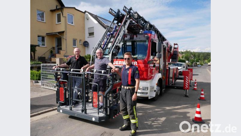 Die Überraschung war der Feuerwehr Waldsassen gelungen, als (von rechts) Kommandant Tobias Tippmann und Vorsitzender Dr. Wolfgang Fortelny den frischgebackenen 80er Karlheinz Hoyer anlässlich seines runden Geburtstages mit der Drehleiter einen Blick aus 30 Metern Höhe auf die Stadt Waldsassen ermöglichten. Bild: hmr