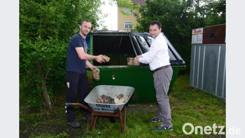 Bürgermeister Sebastian Hartl und Bauhofleiter Stephan Gloßner &quot;liefern&quot; als Musterbeispiel ihren Bauschutt ab. Bild: bey
