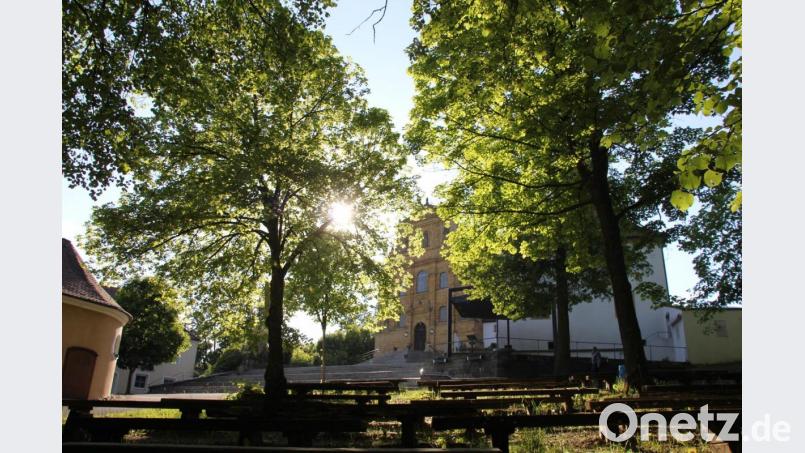 Die Sonne blitzt durch die alten Laubbäume zu Füßen der Mariahilfbergkirche. Heuer wird es wieder mehr und größere Gottesdienste während der Wallfahrtswoche geben - aber keine weltlichen Feiern. Bild: ads