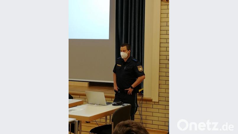 Polizeihauptmeister Daniel Tröger bei seinem Vortrag Bild: Florian Dendorfer/exb