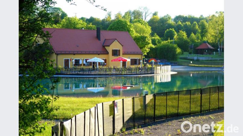 Es war noch nicht viel los am ersten sonnigen Sommerochenende in der Freizeitanlage „Bäckeröd“. Kein Wunder, denn über den Biergarten hinaus, ist das Areal frühestens ab Ende Juni wieder ganz geöffnet. Bild: fjo