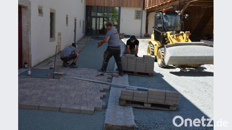 Begonnen haben jetzt die Pflasterarbeiten im Innenhof des Info- und Begegnungszentrums Schafferhof. Unser Bild entstand am Montagvormittag, als ein Bautrupp mit der Verlegung der Pflastersteine begann. Bis zum 26. Juni sollen die Pflasterarbeiten abgeschlossen sein, zwei Tage später sollen die Aufbauarbeiten für die Primiz von Bastian Neumann starten Bild: jr