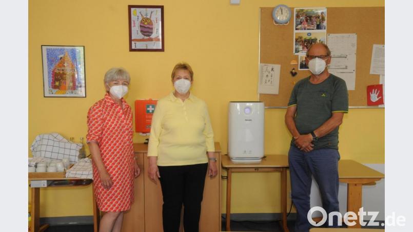 Der Inner-Wheel-Club Weiden mit seiner Präsidentin Angela Baumann und Clubmeisterin Simone Schaller (von links) überreichte dem Vorsitzenden des Arbeitskreises Asyl, Jost Hess, symbolisch ein Luftfiltergerät für die Klassenräume in der Asylstraße. Bild: bey