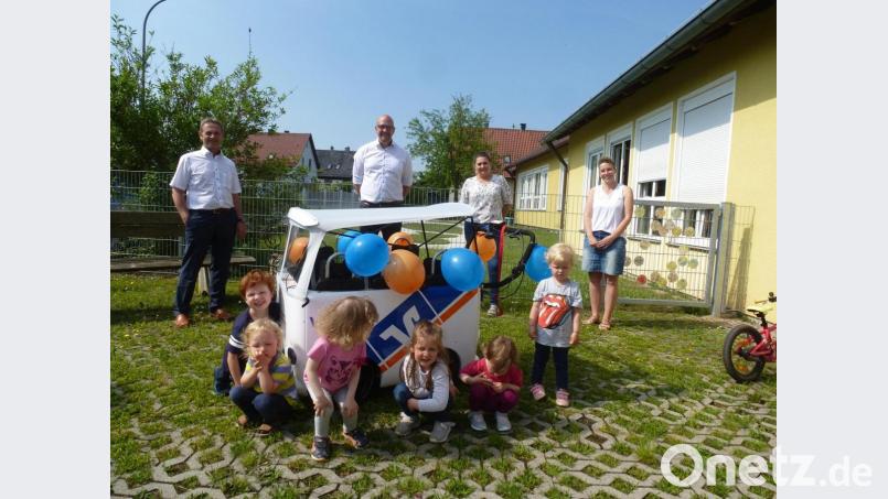 Die Ausfahrt mit dem Kinderbus kann beginnen. Bei der Übergabe (von links) Helmut Forster, Michael Liedl, Heidi Koppmann und Melanie Rauh. Bild: bk