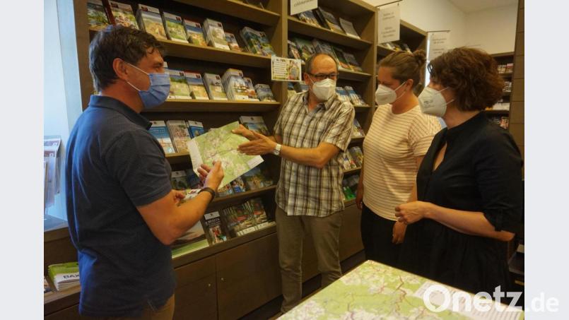 VG-Vorsitzender Gerald Reiter und Herbert Spichtinger zeigen Ivana Danisch und CeBB-Leiterin Veronika Hofinger (von links) die Fülle von Prospekten, Karten und Flyern der schönsten touristischen Ziele im Schönseer Land, im Oberpfälzer Wald und im benachbarten Böhmerwald. Bild: eib