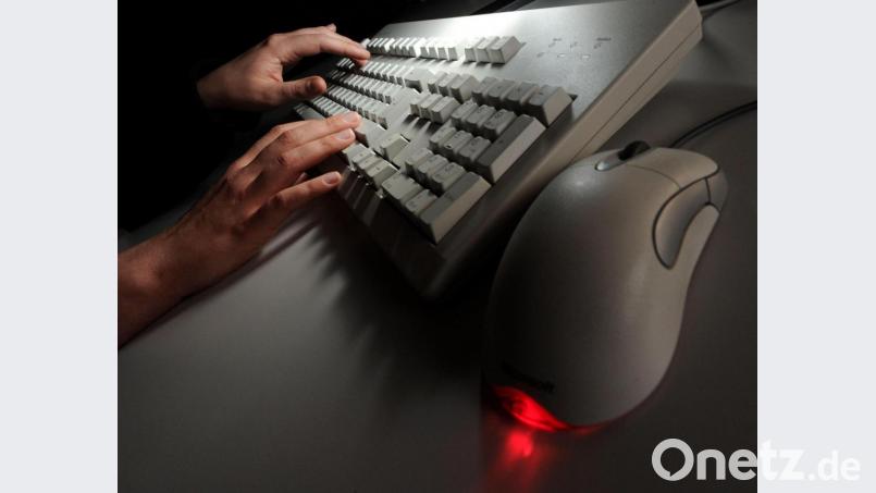 Eine Frau tippt auf einer Computertastatur (Symbolbild): Eine Ambergerin ging beim Online-Einkauf Betrügern auf den Leim. Symbolbild: Jochen Lübke/dpa
