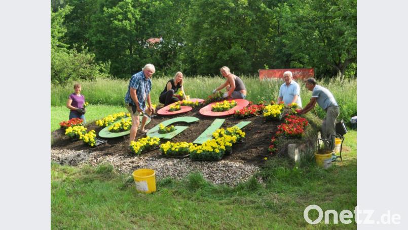 Die Blumenrampe am Ortsrand von Neustadt am Kulm erhielt von den Helfern vom Obst- und Gartenbauverein (von links) Anita Bauer, André Dietrich, Jana Schäffler, Elisabeth Haberberger, Klaus Sehnke und Rudi Lang eine neue Sommerbepflanzung. 
Von links: Bild: ow