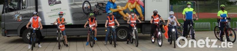 Polizeihauptmeisterin Ramona Weiß und Polizeioberkommissar Carsten Landgraf (von links) bereiteten die Viertklässler der Fichtelnaabtal-Grundschule auf ein umsichtiges Radeln im Straßenverkehr vor. Bild: jpl