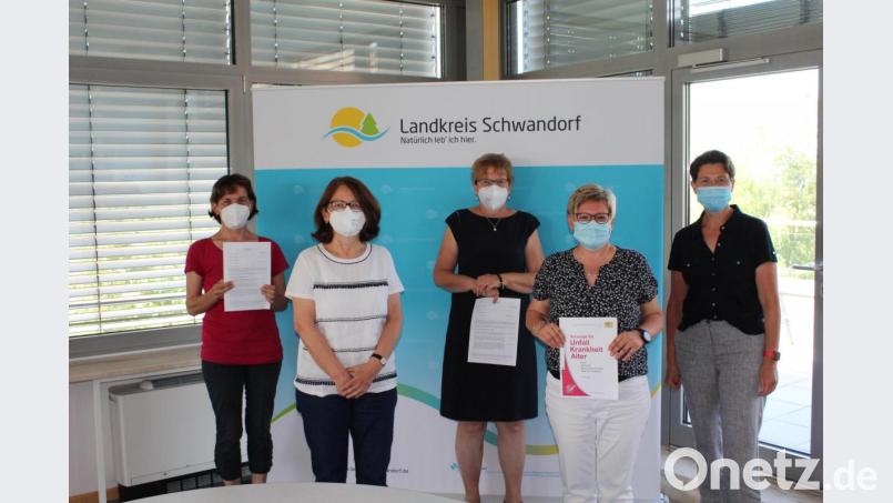 Rita Sebald und Waltraud Brettner vom Betreuungsverein Schwandorf sowie Christine Lehmer, Eveline Seitz und Angeline Roth von der Betreuungsstelle am Landratsamt Schwandorf (von links) helfen bei allen Fragen rund um das Thema Vorsorgevollmacht. Bild: Manuel Lischka/exb