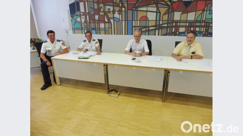 Zufrieden mit der Sicherheitslage in den Gemeinden Hahnbach und Gebenbach sind (von links) Polizeihauptkommissar Alexander Ehemann, Erster Polizeihauptkommissar Michael Kernebeck, Bürgermeister Bernhard Lindner (Hahnbach) und Bürgermeister Peter Dotzler (Gebenbach) . Bild: ibj