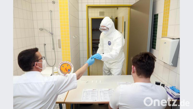 Ein Blick in eine Corona-Teststation des BRK Amberg-Sulzbach: Da die Nachfrage nach den kostenlosen Schnelltests stark zurückgegangen ist, hat das Rote Kreuz entsprechend sein Angebot zurückgefahren. Bild: Wolfgang Steinbacher