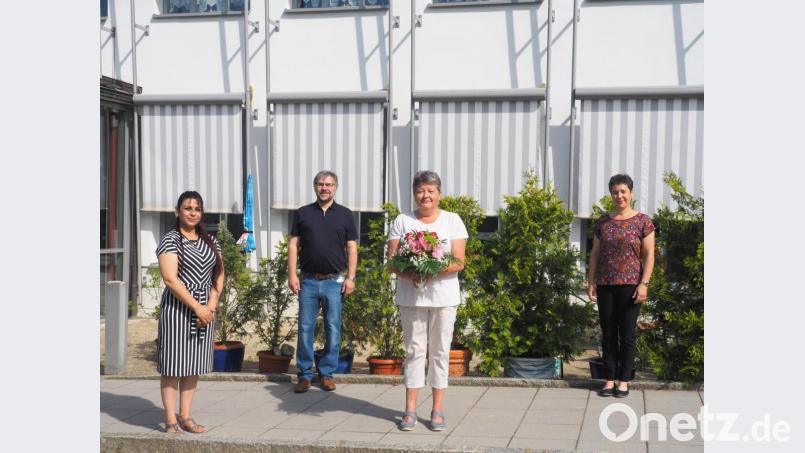 Thea Fenzl wurde nach 30 Jahren im Kinderhort jetzt auch vom Kreiscaritasverband offiziell in den Ruhestand verabschiedet. Ihre Nachfolgerin ist Sairan Ahmed. Im Bild (von links) Sairan Ahmed, der Geschäftsführer des Caritasverbandes im Landkreis, Martin Kneidl, Thea Fenzl und Hortleiterin Christine Burkhard. Bild: ws