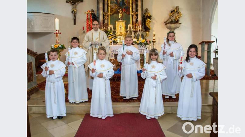 Das Bild zeigt die sieben Kommunionkinder aus Schmidgaden mit Pfarrer Gerhard Wagner. Bild: ral