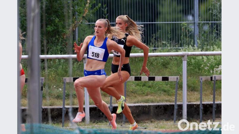Corinna Schwab (vorne) geht am Sonntag bei der Sparkassen-Gala in Regensburg über die 400 Meter an den Start. Archivbild: Theo Kiefner