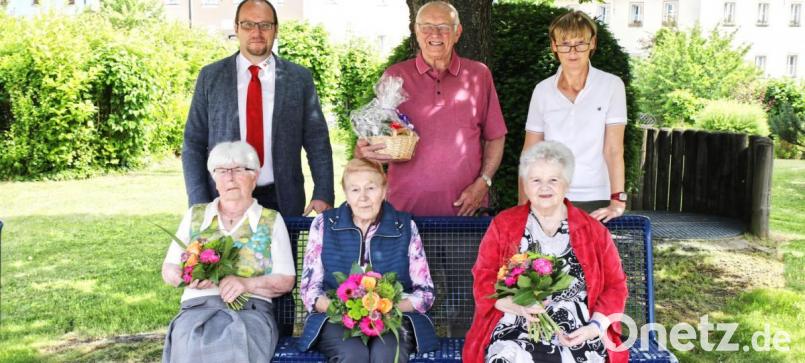 Der neue Heimbeirat mit (sitzend, von links) Birgitte Karl, Anna-Maria Köllner und Zweiter Vorsitzender Lisbeth Lotter sowie Erstem Vorsitzenden Fritz Schreyer (stehend, Mitte)). Mit auf dem Bild Heimleiter Andreas Wöhrl (stehend, links) und Verwaltungsangestellte Rosi Weiß. Bild: njn