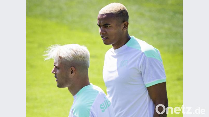 Die Schweizer Granit Xhaka (links) und Manuel Akanji mit blondem Schopf während einer Trainingseinheit vor der Partie gegen Italien. Bild: Jean-Christophe Bott/dpa