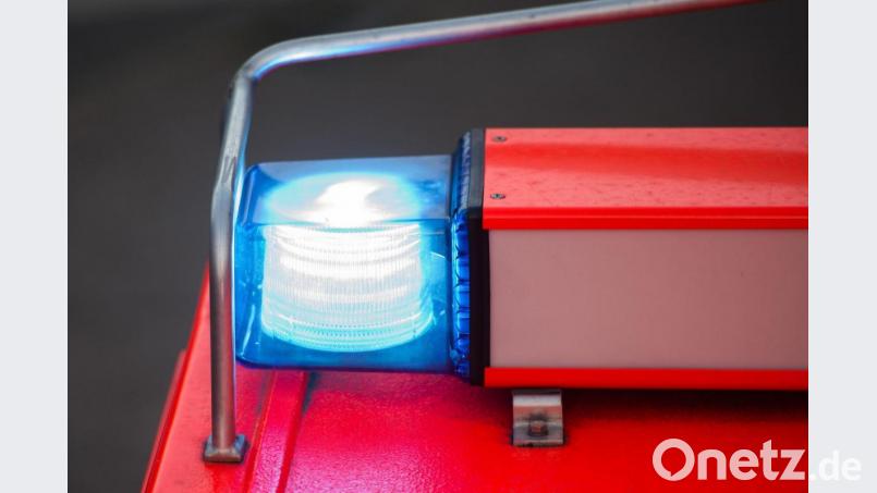 Feuer haben Unbekannt auf einer Tischtennisplatte an der FOS/BOS entzündet. Wer das beobachtet hat, sollte sich bei der Polizei melden. Symbolbild: Daniel Bockwoldt/dpa