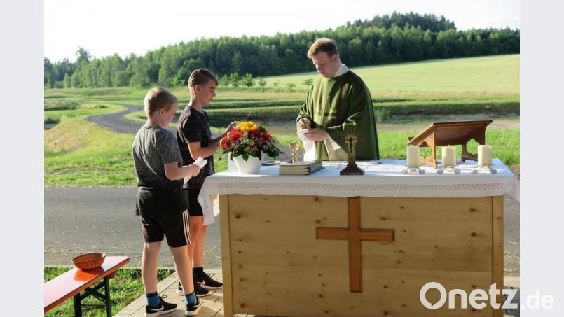 Thomas und Julian Müller unterstützten Stadtpfarrer Thomas Kraus (von links) bei der Stiftmesse in Haunritz. Bild: jzk