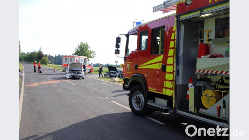 Die Feuerwehr Neustadt am Kulm war mit zwei Fahrzeugen und mehreren Einsatzkräften an der Unfallstelle nahe Scheckenhof. Bild: jma