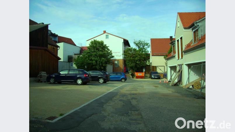 Aus städtischer Eybweg- und privater Parkplatzfläche wollen Stadt und Anlieger gemeinsam eine ansehnliche granitgepflasterte Fläche schaffen. Bild: bjp