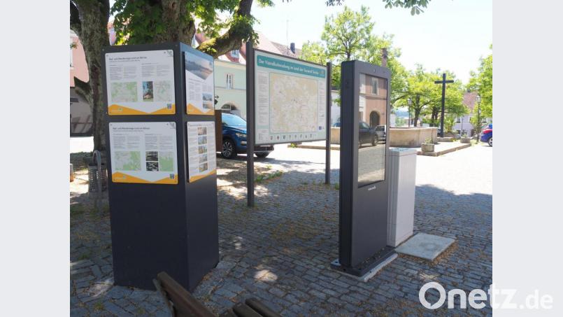 Den Besuchern wird am Marktplatz viel Information geboten. Die Stele (rechts) selbst wird erst noch fertiggestellt. Bild: ws