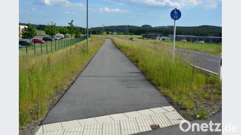 Der Fuß- und Radweg in Richtung Mitterteich endet derzeit beim Gelände des Backhauses Kutzer (hinten links). Bild: jr