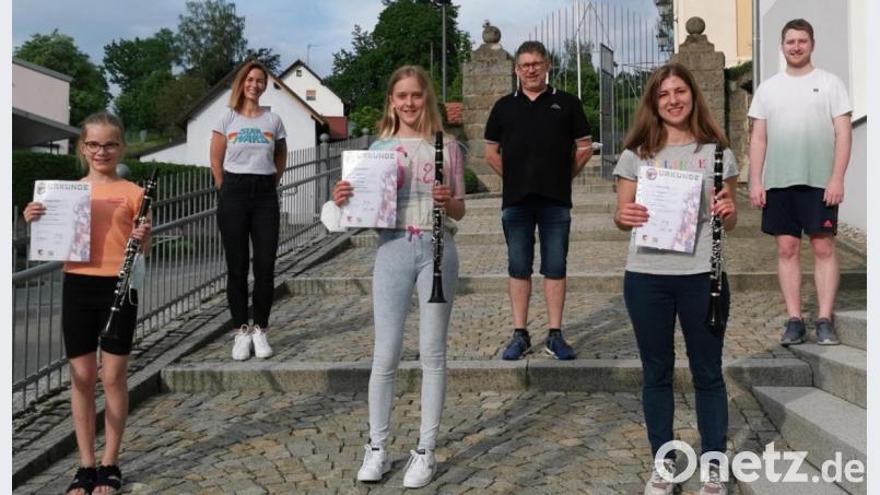 Diese drei Nachwuchs-Klarinettistinnen der Blaskapelle Teunz freuen sich über die bestandene D1-Prüfung: Julia Margraf (von links), Nina Baumer und Julia Haberl. Es gratulierten Ausbilder Stefan Karl (Mitte) und die beiden Vorsitzenden Daniela Juraske und Tobias Schmid. Bild: Portner