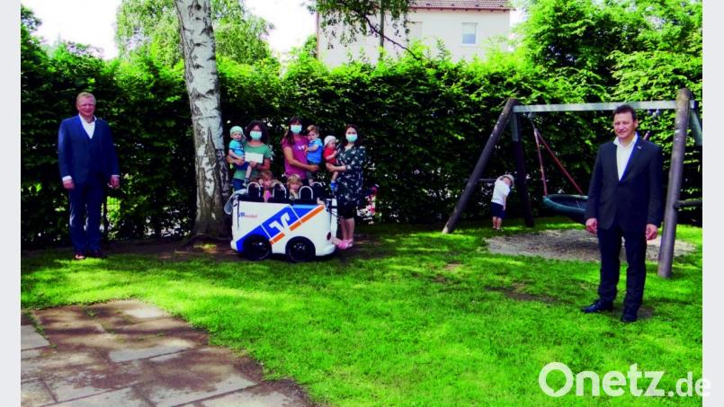 Vorstandsmitglied Martin Sachsenhauser, die Kita-Leiterin Gabi Sperber, die Erzieherinnen Doris Langner und Marie Walther sowie Vorstandsmitglied Erich Übler bei der Übergabe des VR-Mobils an die KIndertagesstätte Guter Hirte in Rosenberg. Bild: Stephanie Fuchs/exb