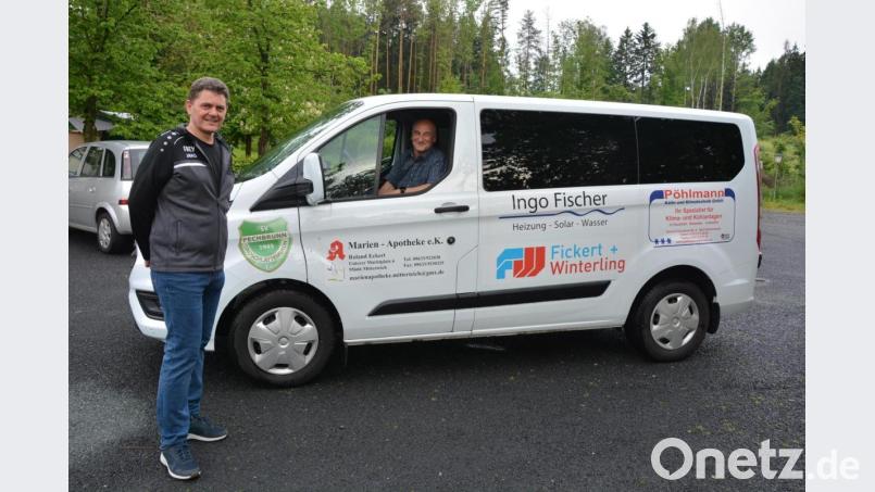 Raimund Zeitler (am Steuer) und Vorstandsmitglied Markus Renner freuen sich über das erste vereinseigene Fahrzeug in der 76-jährigen Geschichte des SV Pechbrunn-Groschlattengrün. Bild: jr
