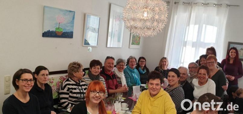 Alle Ehrenamtlichen und die Mittendrin-Mitarbeiterinnen freuen sich darauf, wenn sie sich wieder – wie hier an Weihnachten 2019 – zu einem Erfahrungsaustausch treffen können. Bild: jzk