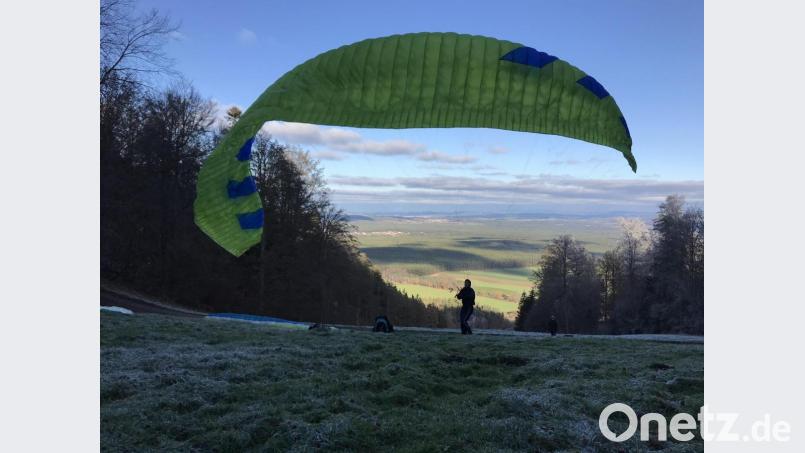 Bei der Vorbereitung des Starts mit dem Gleitschirm ist volle Konzentration gefragt. Der Buchberg mit seinem offenen Hang bietet gute Bedingungen für einen Absprung ohne Winde und war in diesem Corona-Winter sehr gefragt. Bild: Karl Ruhland/exb