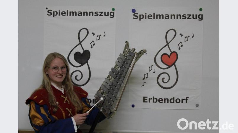 In bunter Tracht mit einem seltenen Instrument in der Hand: einer Lyra. Julia Busch ist seit September 2020 Stabführerin und will jetzt mit den Lockerungen der Pandemiebeschränkungen richtig durchstarten. Bild: fks